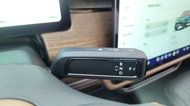 Used 2025 Rivian R1T Premium image 43