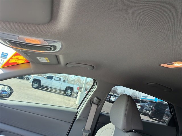 Used 2025 Hyundai Elantra SE w/ Cargo Package image 10