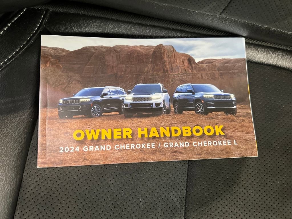 Used 2024 Jeep Grand Cherokee L Laredo image 30