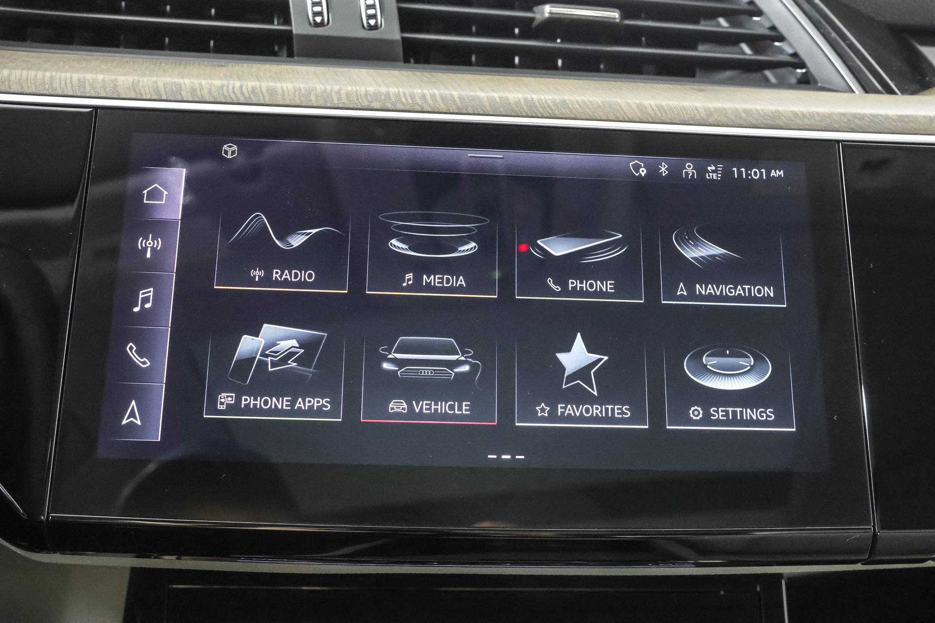 Used 2024 Audi Q8 e-tron Premium Plus w/ Premium Plus Package image 29