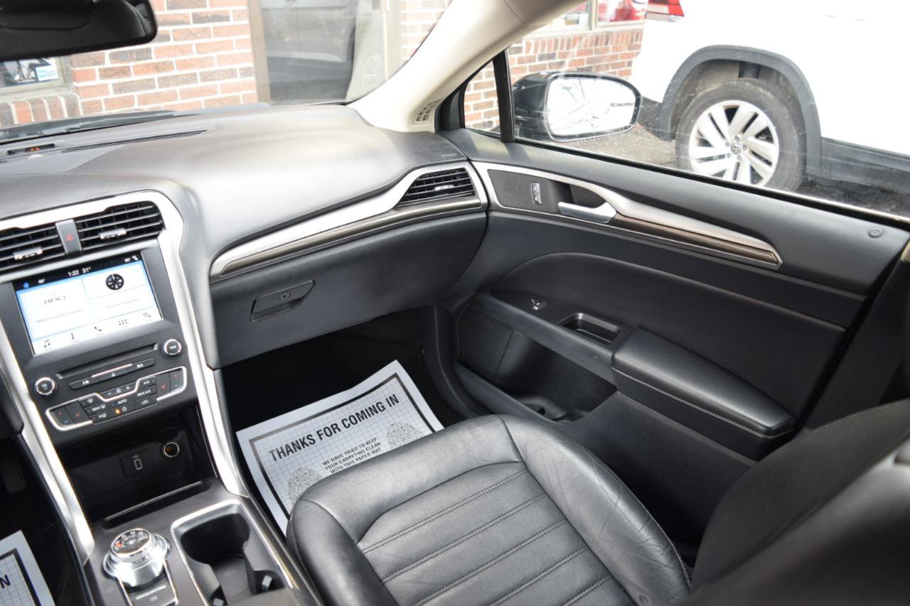 Used 2017 Ford Fusion SE w/ Fusion SE Technology Package FWD image 14