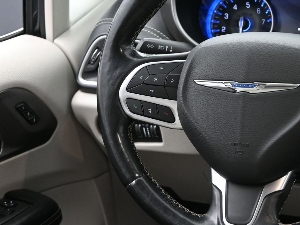 Used 2021 Chrysler Pacifica Touring-L image 26