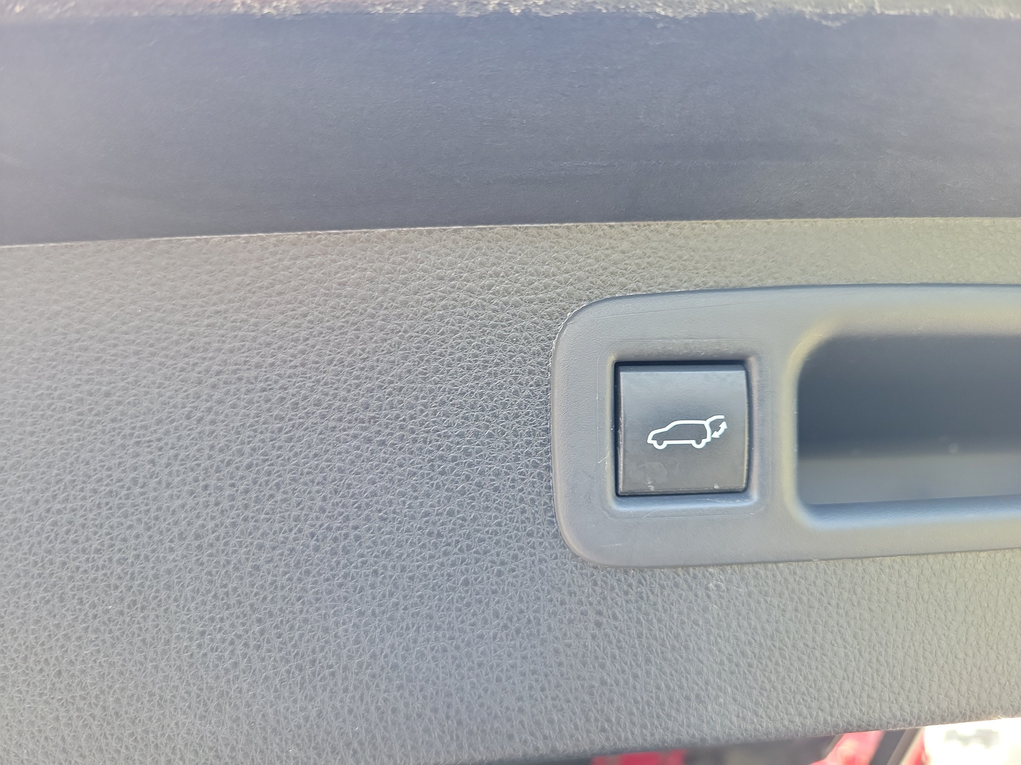 Used 2020 Toyota Highlander LE FWD image 11