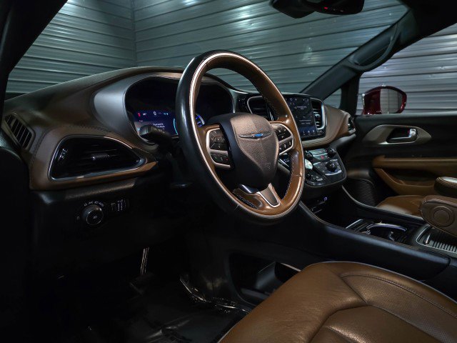 Used 2021 Chrysler Pacifica Limited w/ Uconnect Theater Family Group FWD image 10