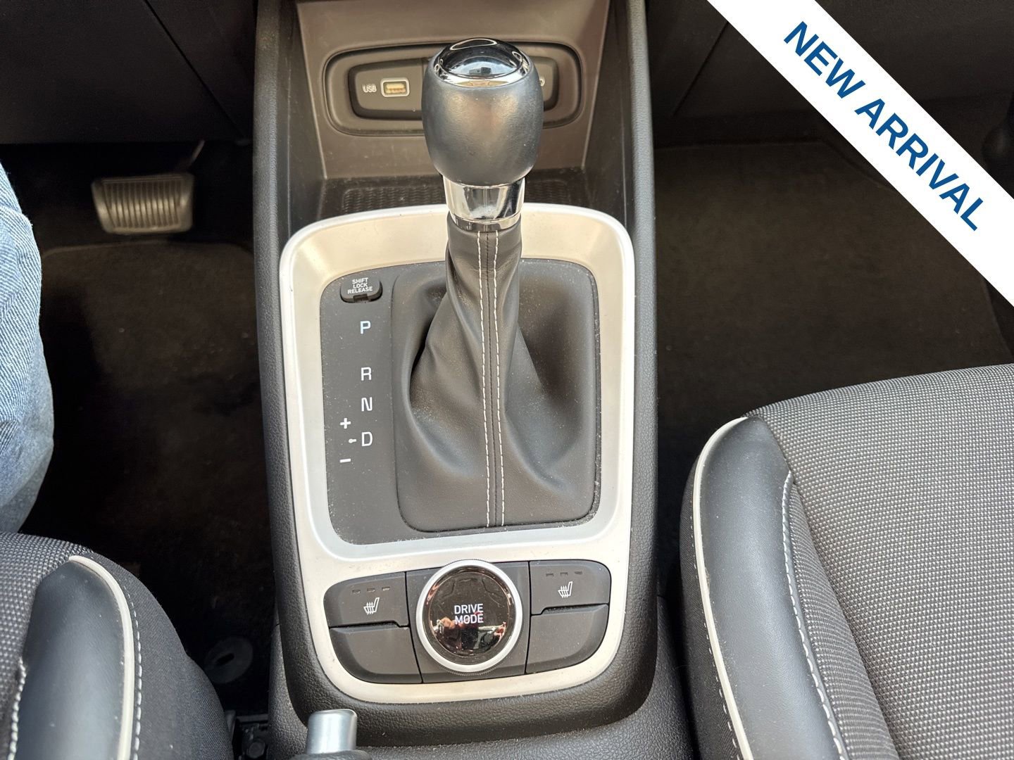 Used 2022 Hyundai Venue Limited image 26