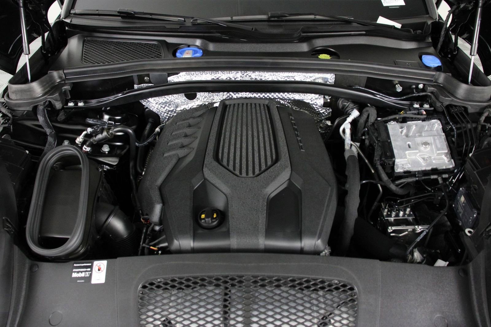 Certified 2025 Porsche Macan image 26