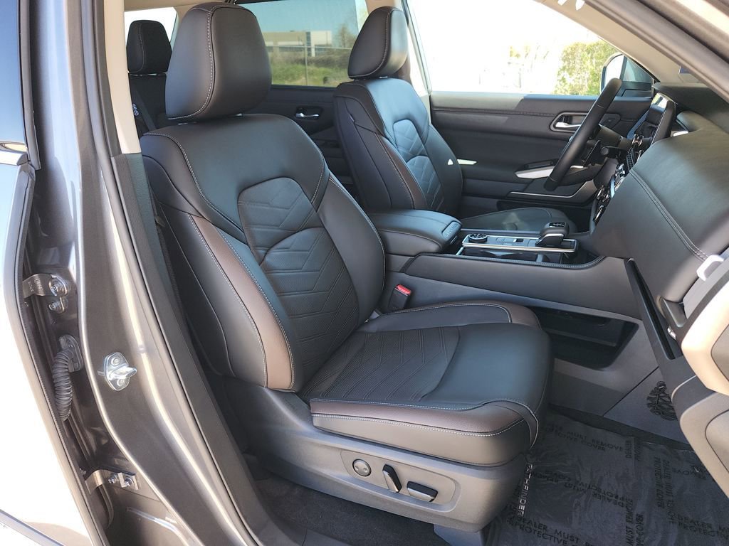 Used 2025 Nissan Pathfinder Platinum w/ Cargo Package image 16