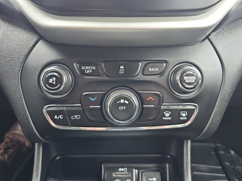Used 2018 Jeep Cherokee Latitude Plus image 26
