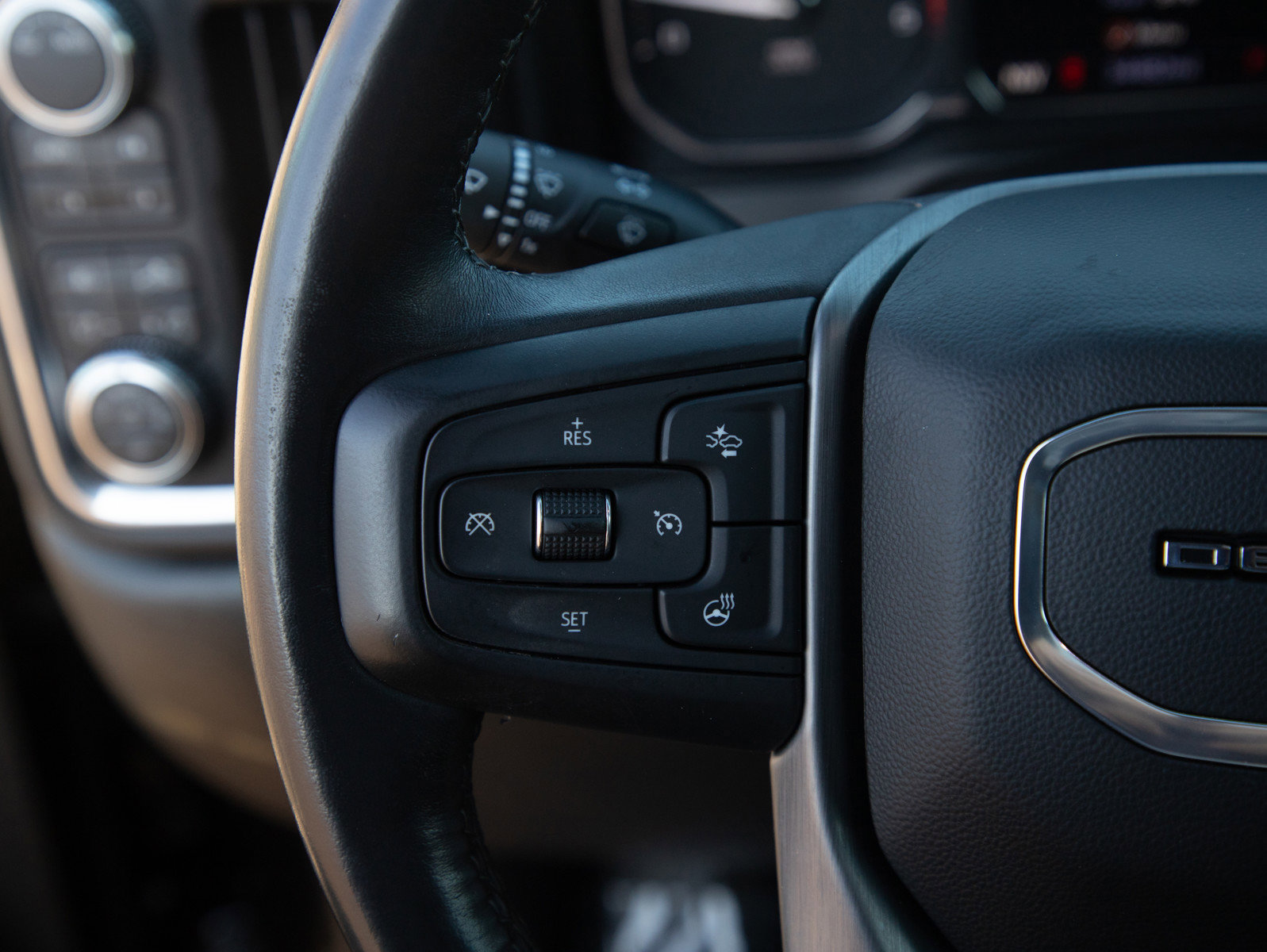 Used 2022 GMC Sierra 3500 Denali w/ Denali Black Diamond Edition image 17