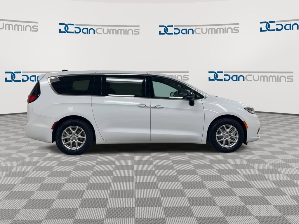 Used 2025 Chrysler Pacifica Select image 9