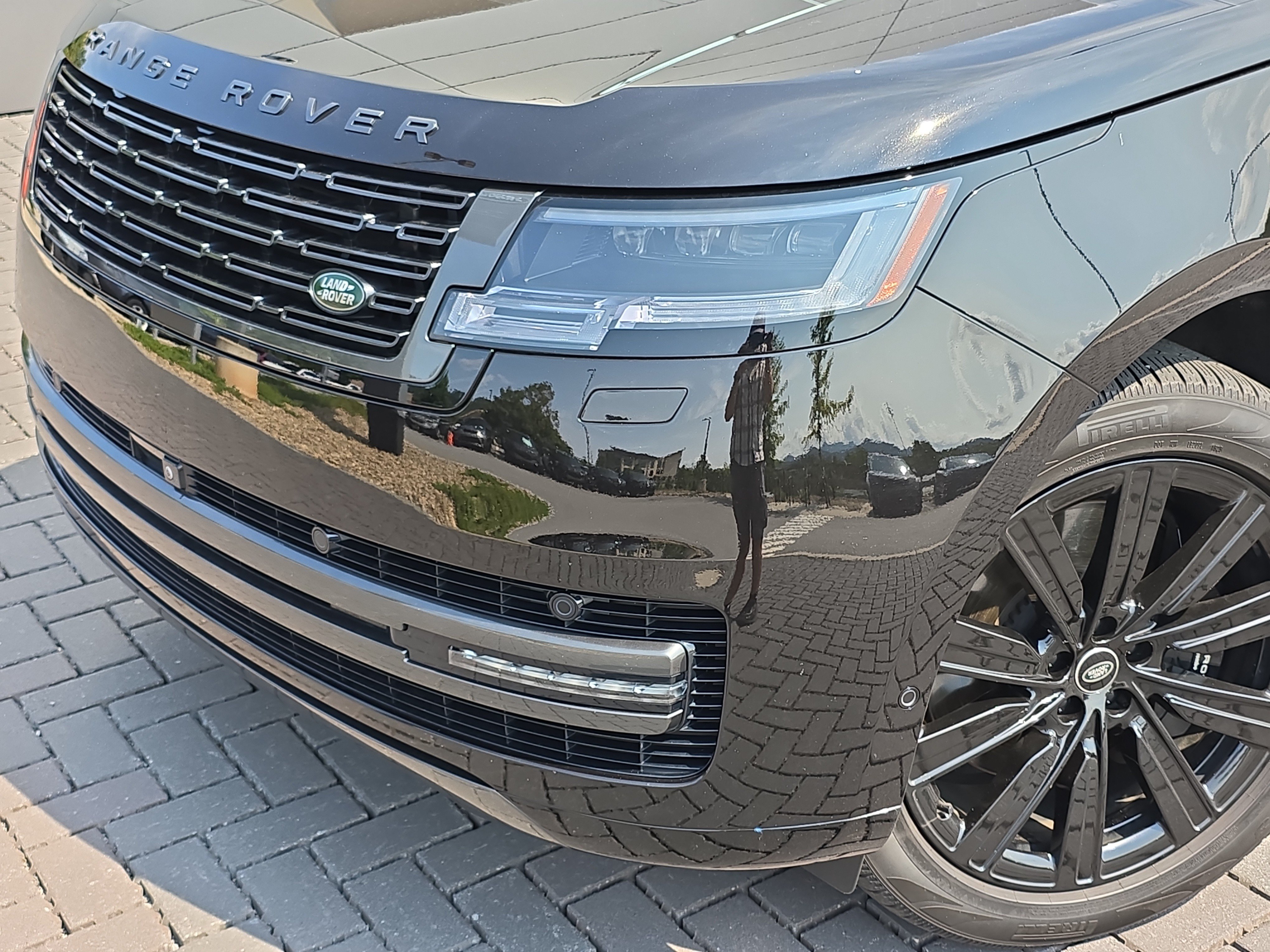 Certified 2025 Land Rover Range Rover SE AWD/4WD image 9