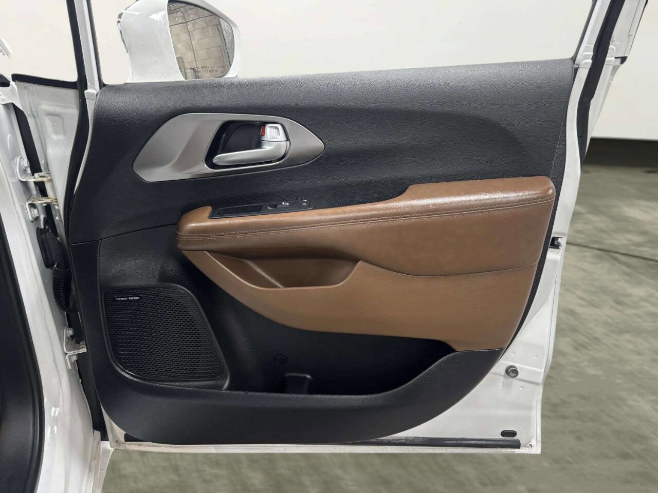 Used 2017 Chrysler Pacifica Limited image 39