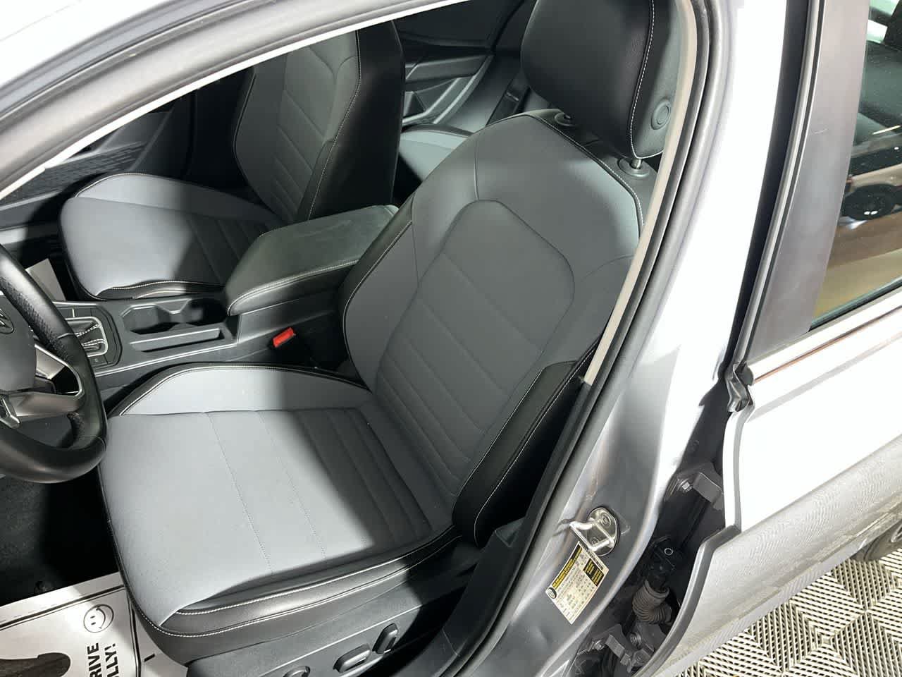 Used 2025 Volkswagen Jetta SE FWD image 15