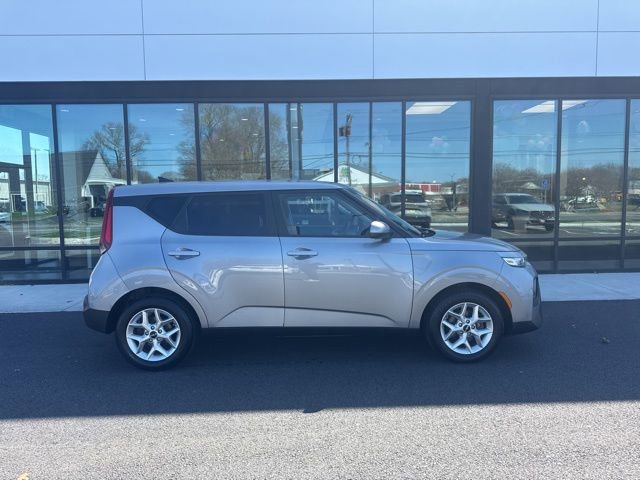 Used 2022 Kia Soul LX w/ Technology Package image 2