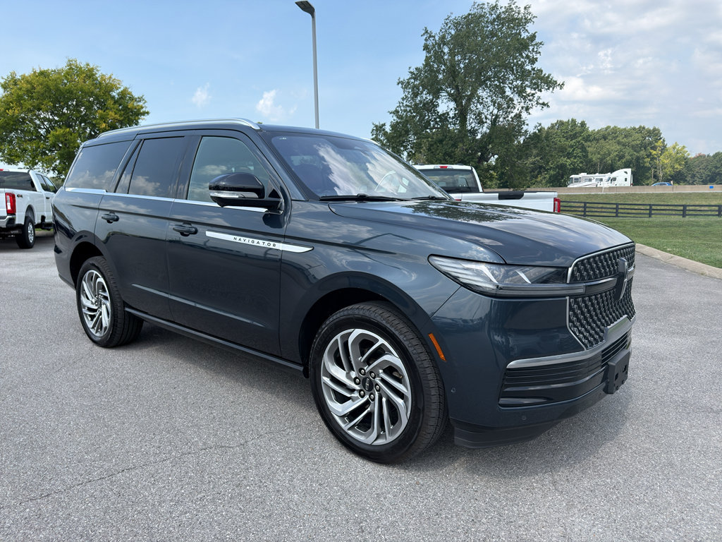 Used 2025 Lincoln Navigator Reserve AWD/4WD image 3