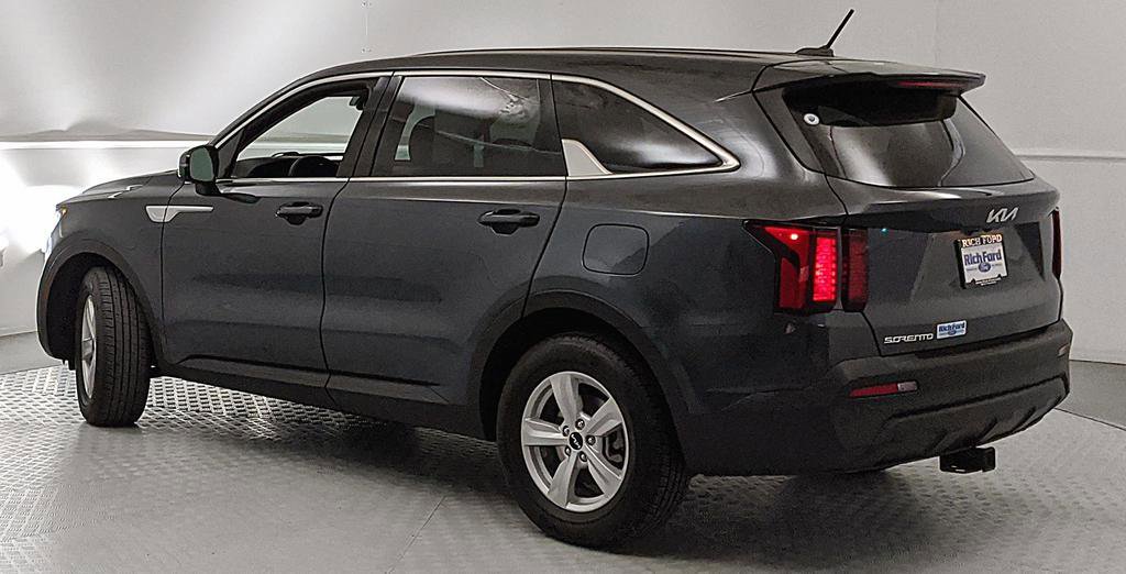 Used 2023 Kia Sorento LX FWD image 4