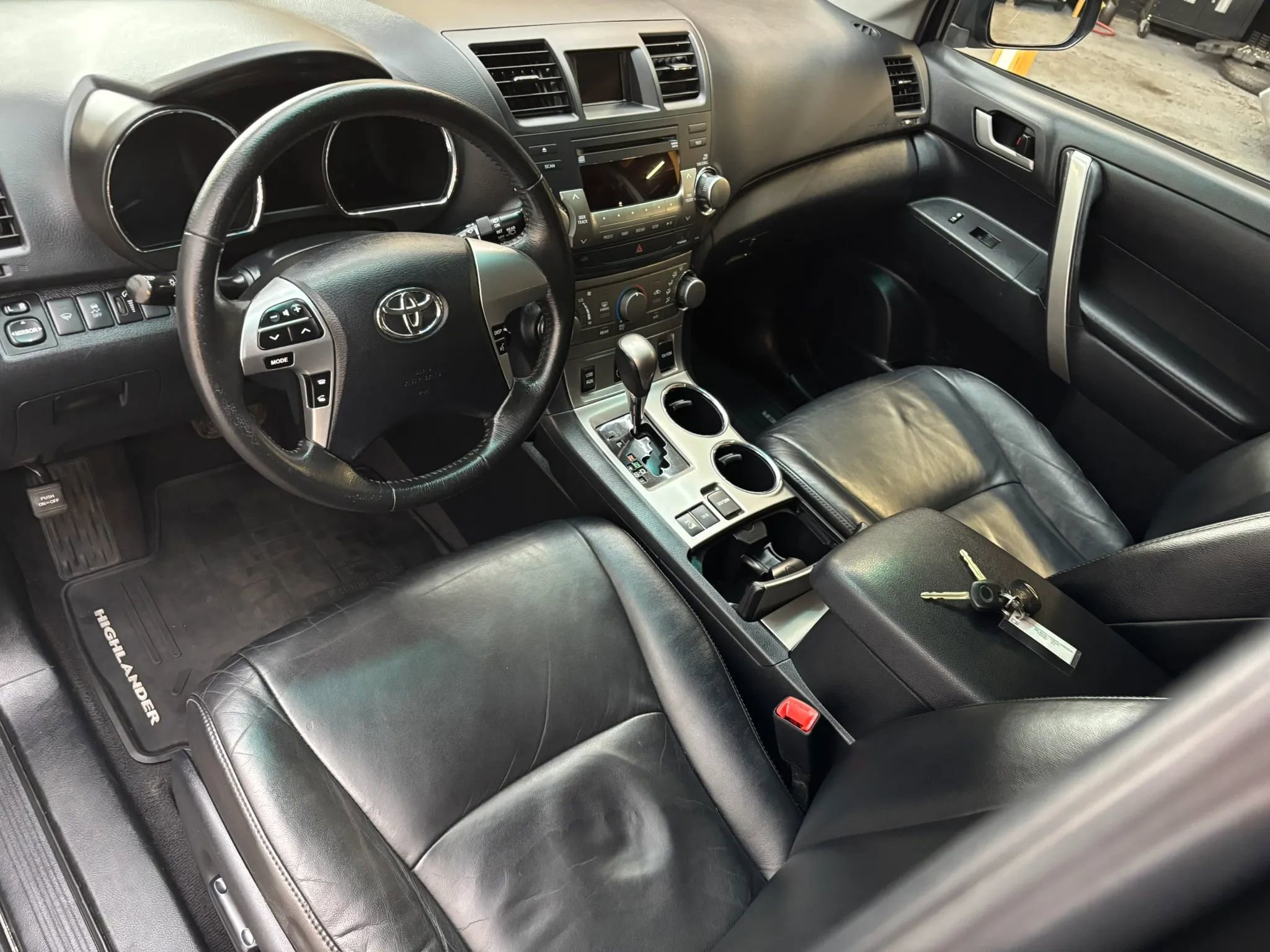 Used 2012 Toyota Highlander SE w/ Tow Pkg AWD/4WD image 12