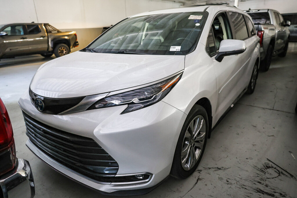Used 2024 Toyota Sienna Platinum FWD image 2