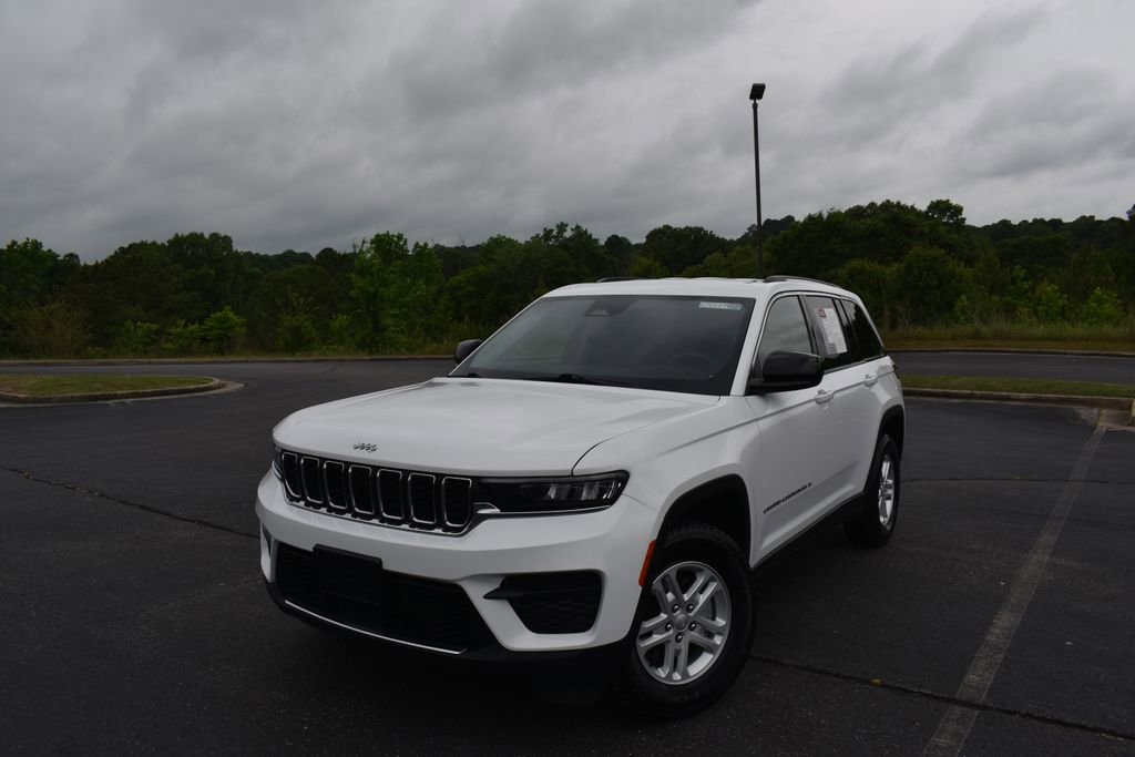 Used 2024 Jeep Grand Cherokee Laredo RWD image 6