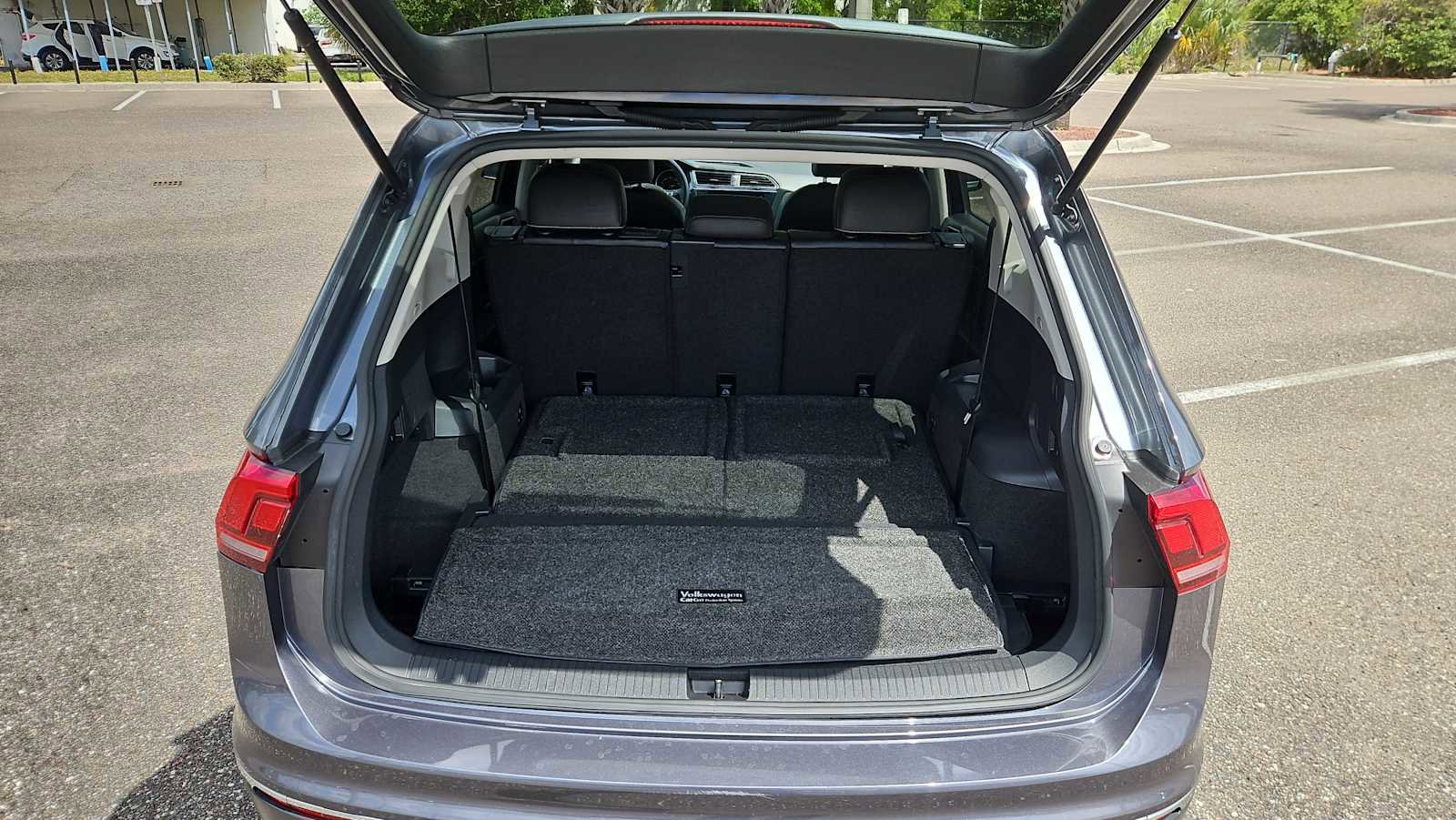 Used 2021 Volkswagen Tiguan SE w/ Panoramic Sunroof Package FWD image 21