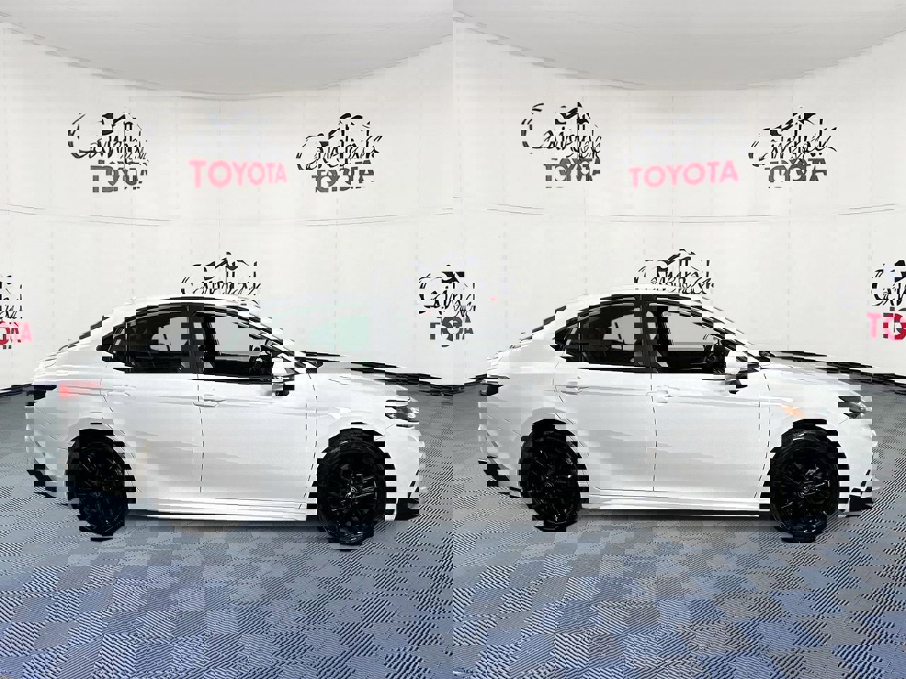 Used 2025 Toyota Camry SE image 8