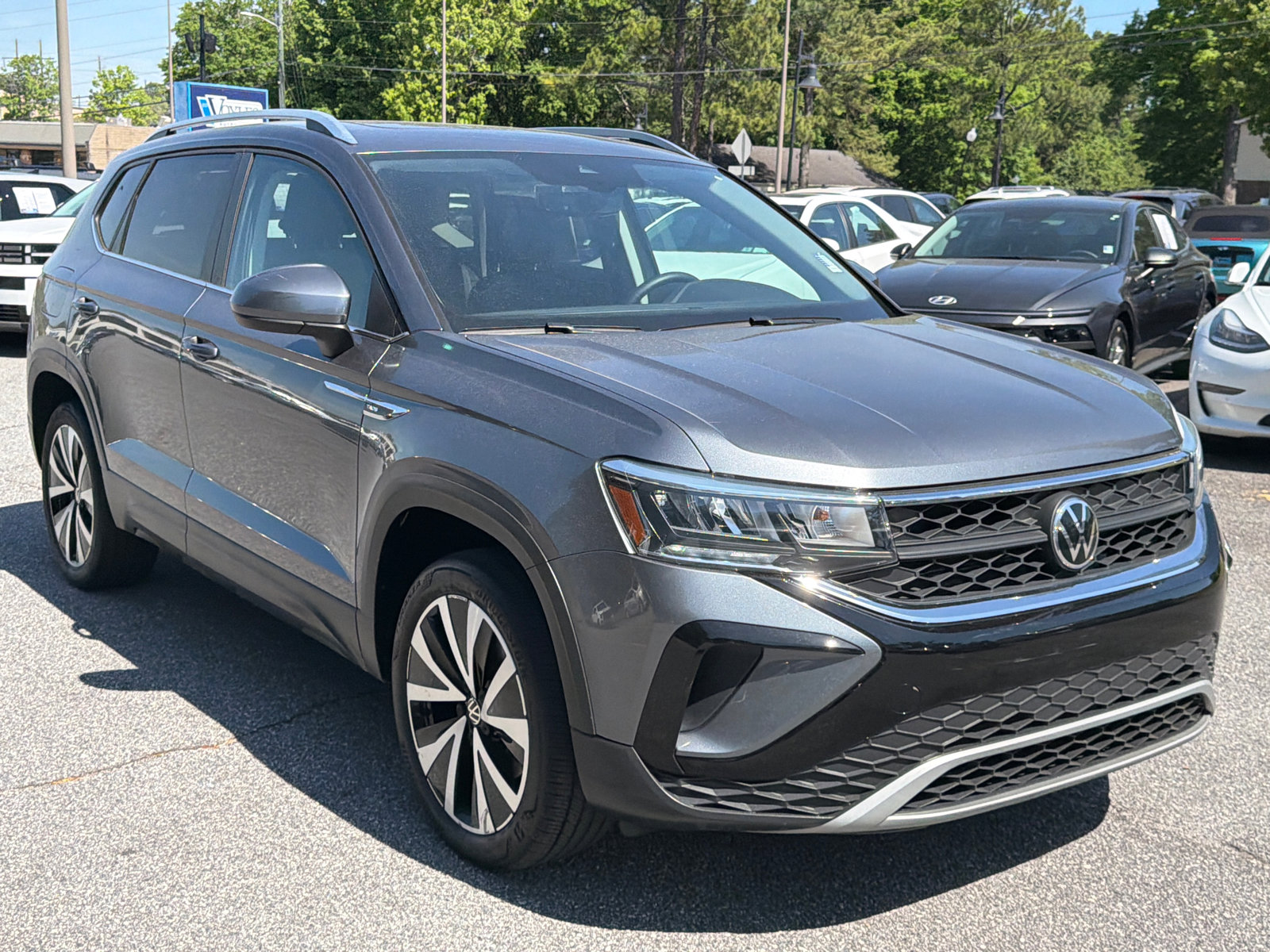 Used 2022 Volkswagen Taos SE w/ Panoramic Sunroof Package image 3