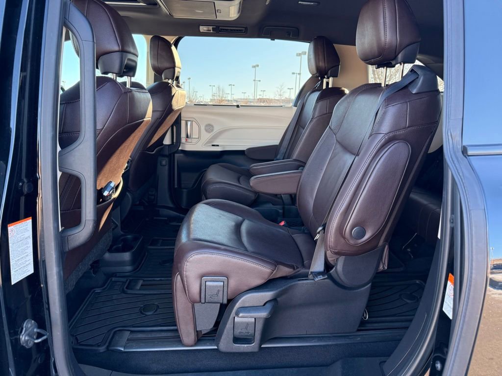 Used 2022 Toyota Sienna Platinum image 25