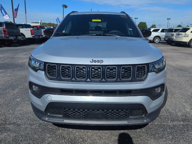 Used 2025 Jeep Compass Latitude w/ Convenience Group AWD/4WD image 4