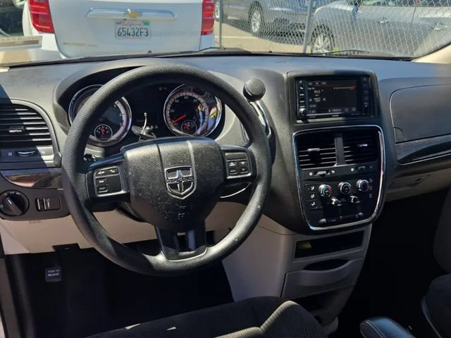Used 2018 Dodge Grand Caravan SE w/ UConnect Hands-Free Group FWD image 2
