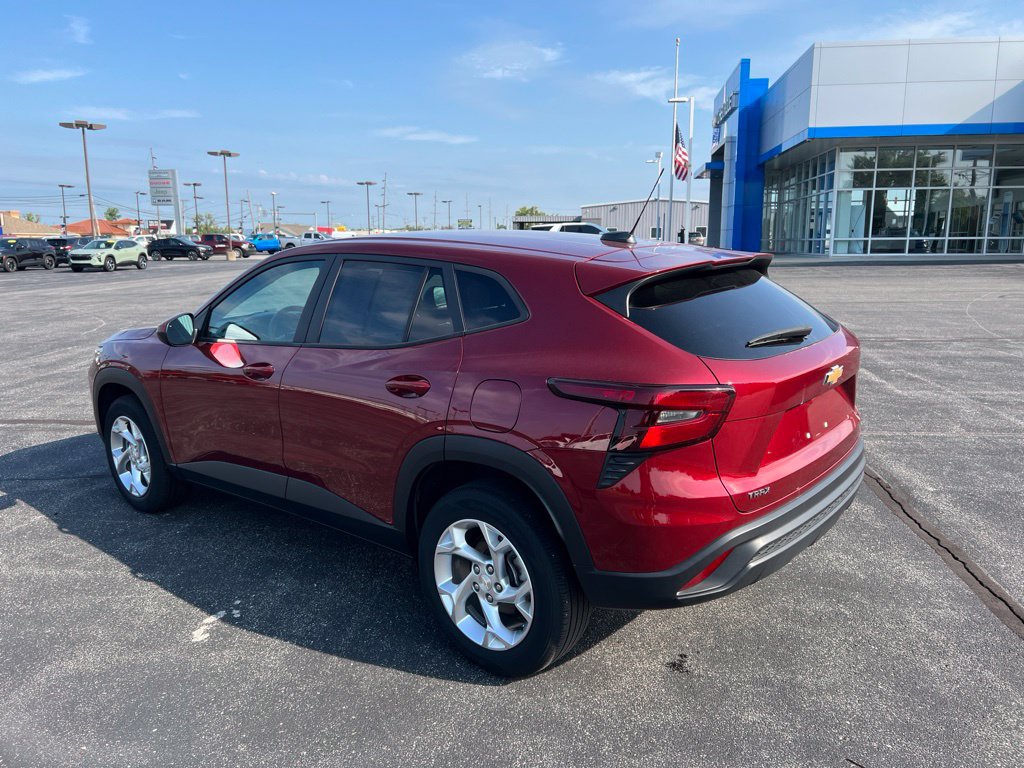Used 2024 Chevrolet Trax LS w/ LS Convenience Package FWD image 21