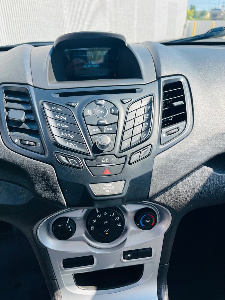 Used 2016 Ford Fiesta SE image 11