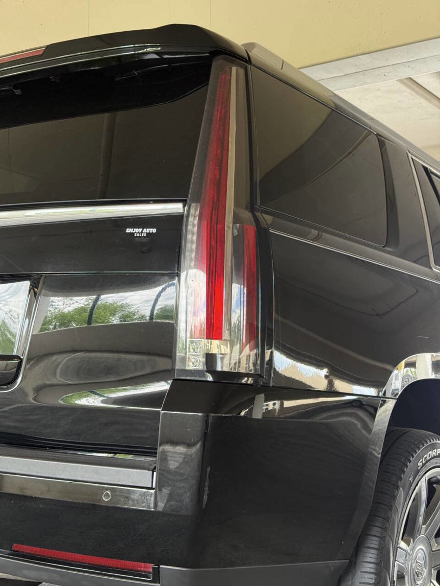 Used 2015 Cadillac Escalade Luxury AWD/4WD image 10