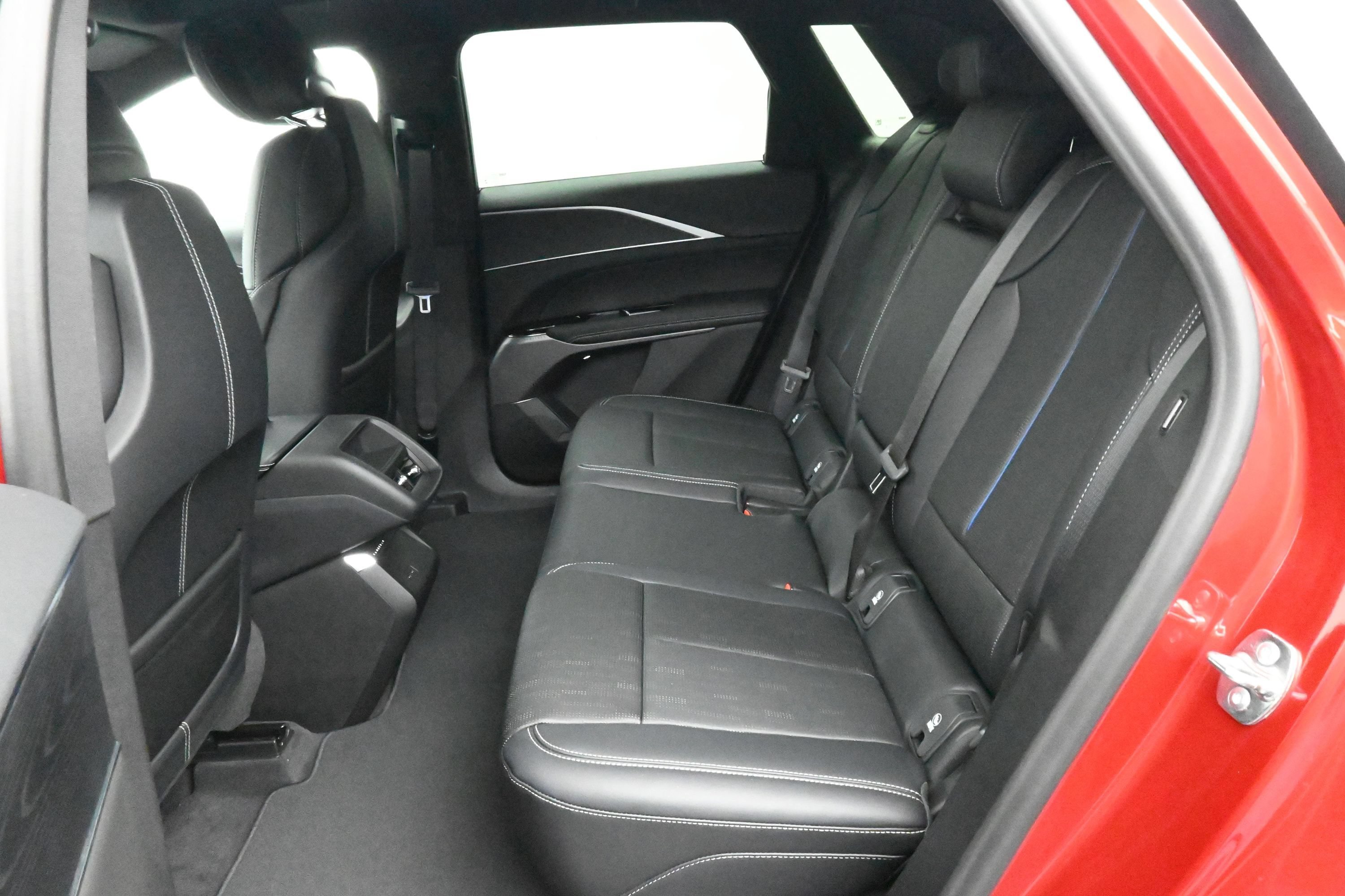 New 2026 Cadillac Lyriq Luxury w/ LPO, Floor Liner Package AWD/4WD image 9