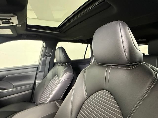 Used 2024 Toyota Highlander XSE FWD image 5