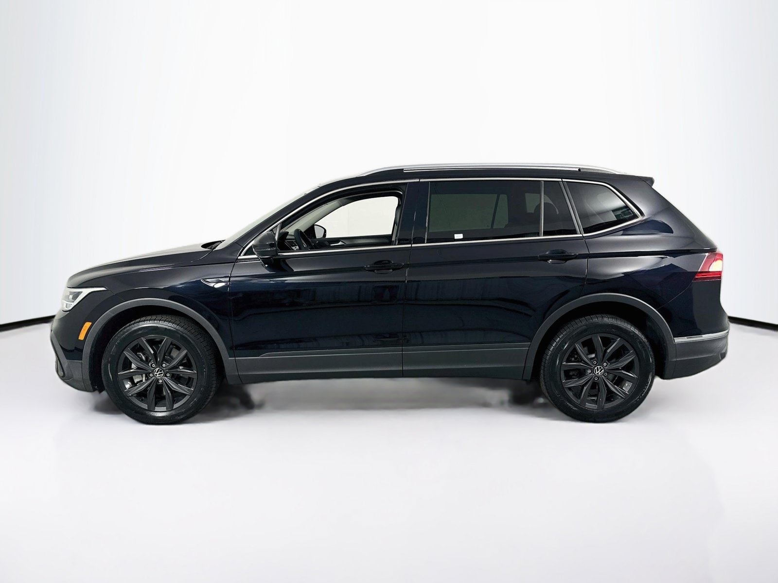 Used 2024 Volkswagen Tiguan SE FWD image 8