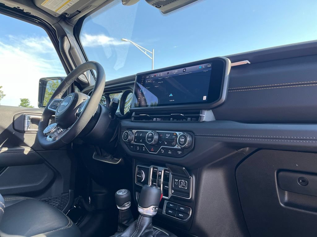 Used 2025 Jeep Wrangler Unlimited Sahara AWD/4WD image 24