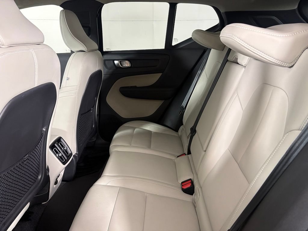 Used 2026 Volvo XC40 B5 Plus AWD/4WD image 37