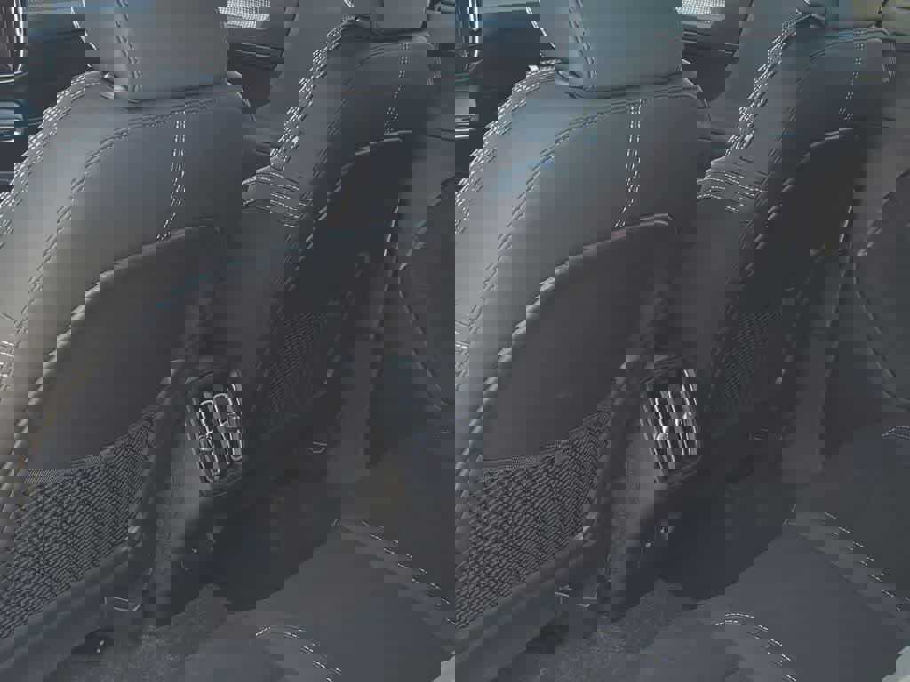 Used 2026 Volvo XC40 B5 Ultra w/ Climate Package image 17