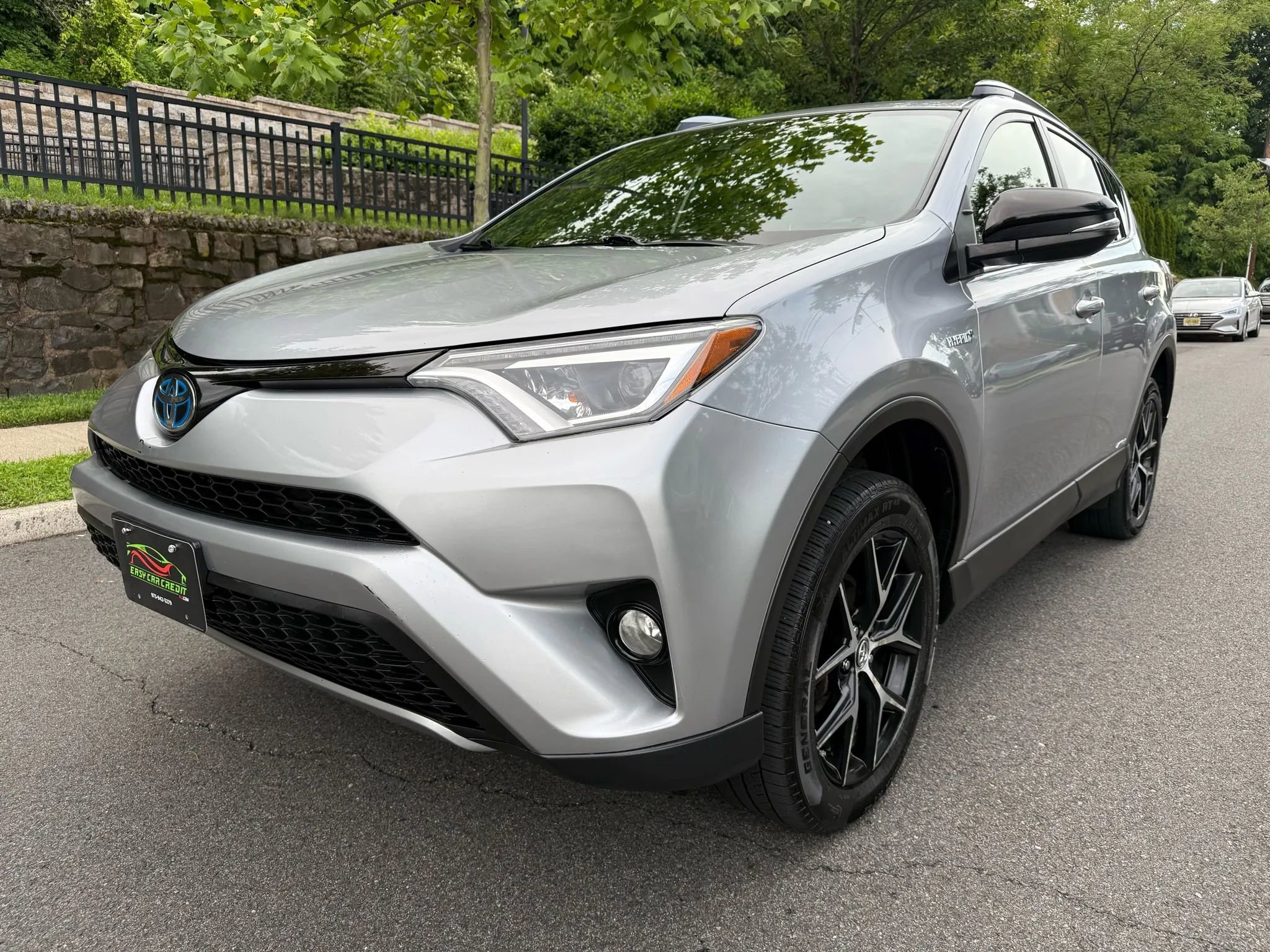 Used 2017 Toyota RAV4 SE image 1