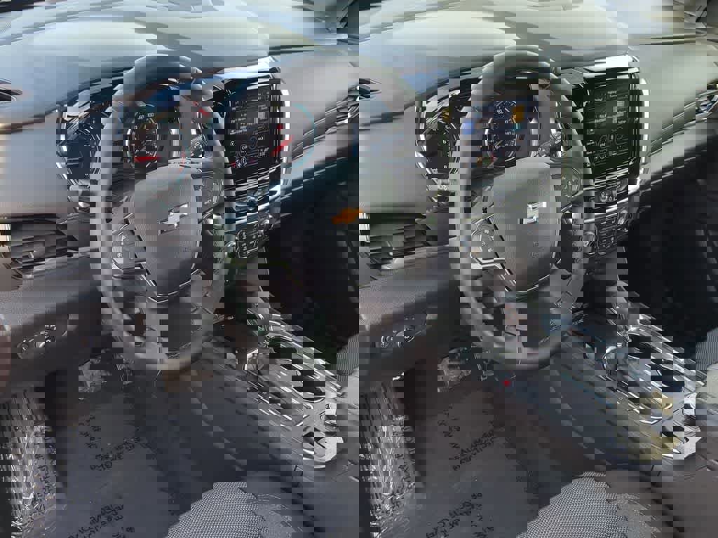 Used 2024 Chevrolet Traverse LT image 2