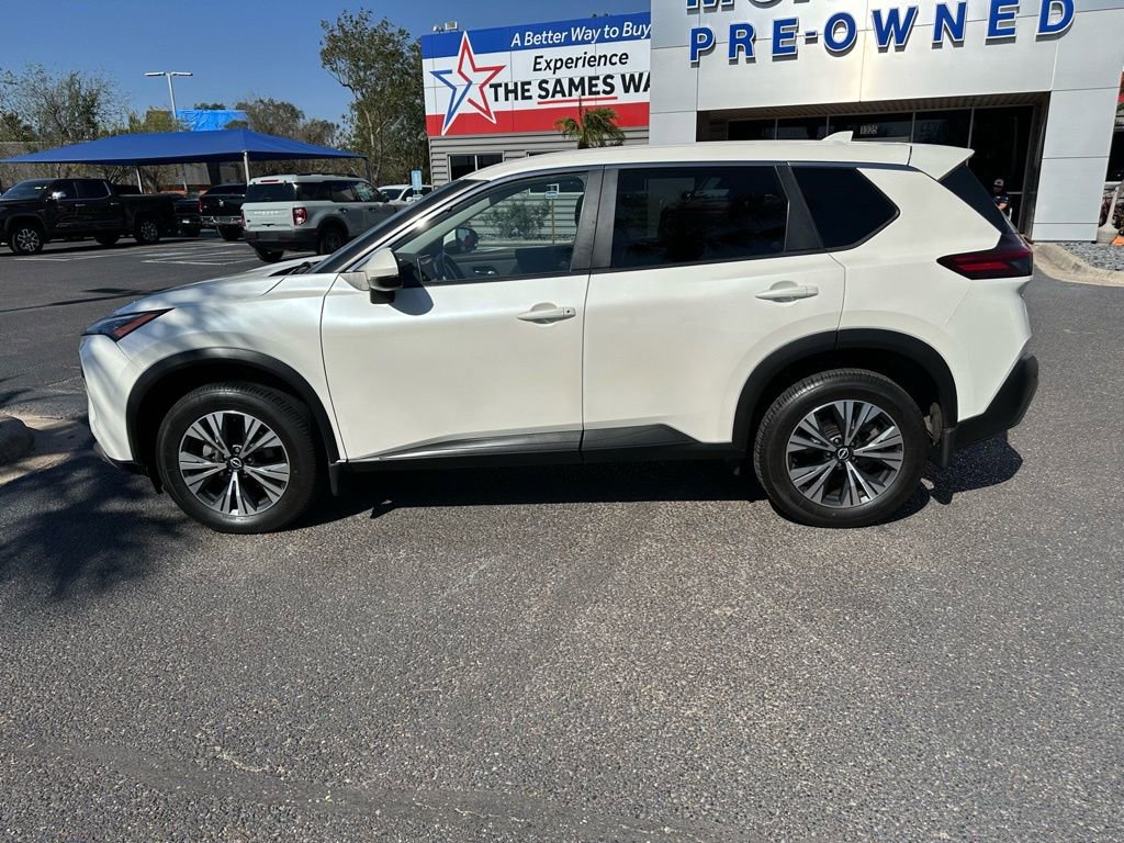 Used 2023 Nissan Rogue SV image 2