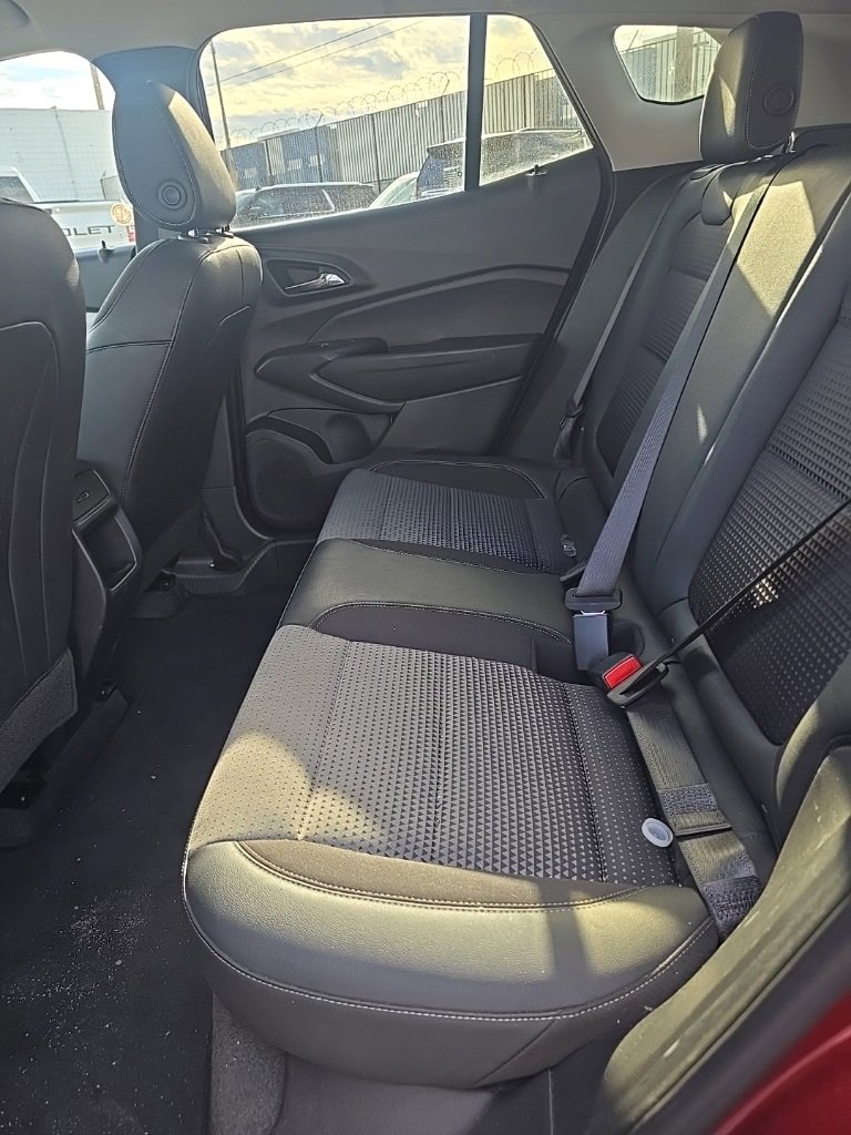 Used 2025 Chevrolet Trax LT w/ LT Convenience Package image 4