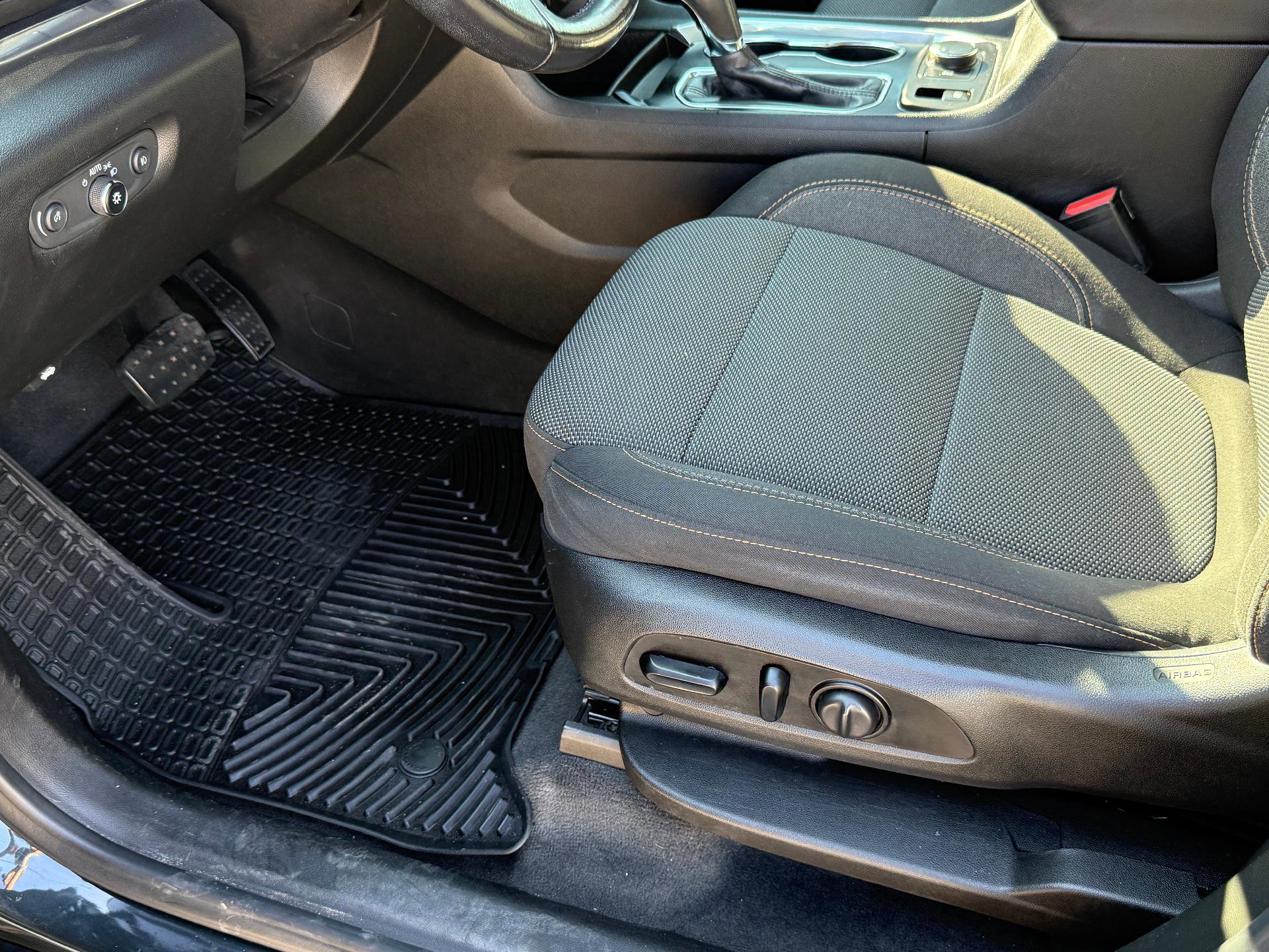 Used 2020 Chevrolet Traverse LT image 17