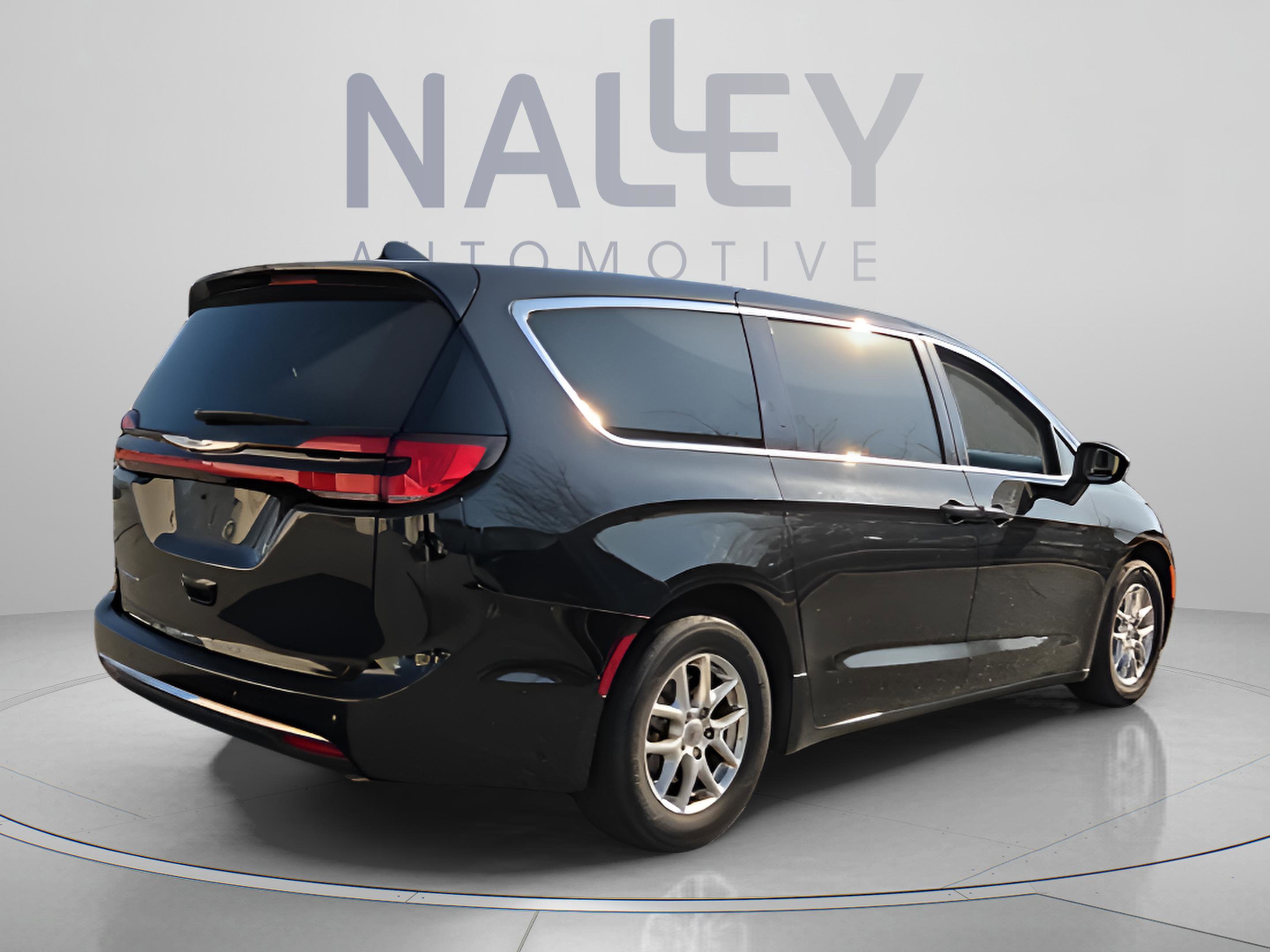 Used 2023 Chrysler Pacifica Touring-L FWD image 5