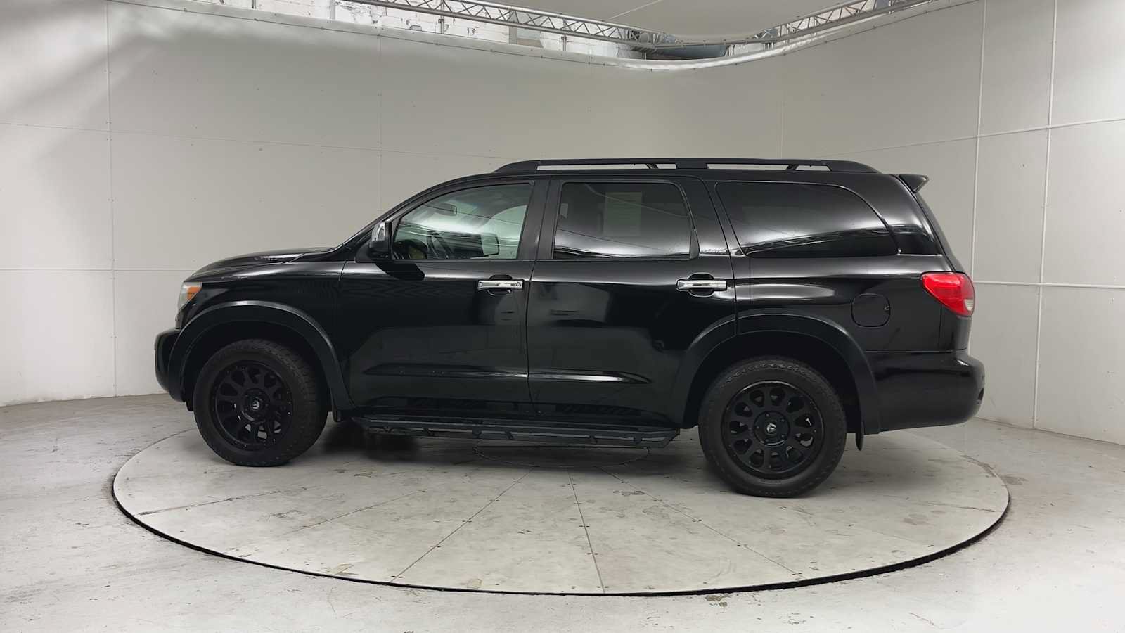 Used 2011 Toyota Sequoia Limited AWD/4WD image 4