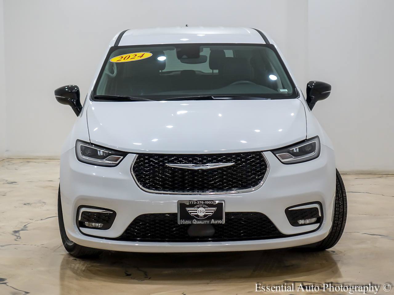 Used 2024 Chrysler Pacifica Touring-L FWD image 5