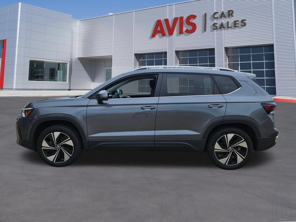 Used 2025 Volkswagen Taos SE AWD/4WD image 2