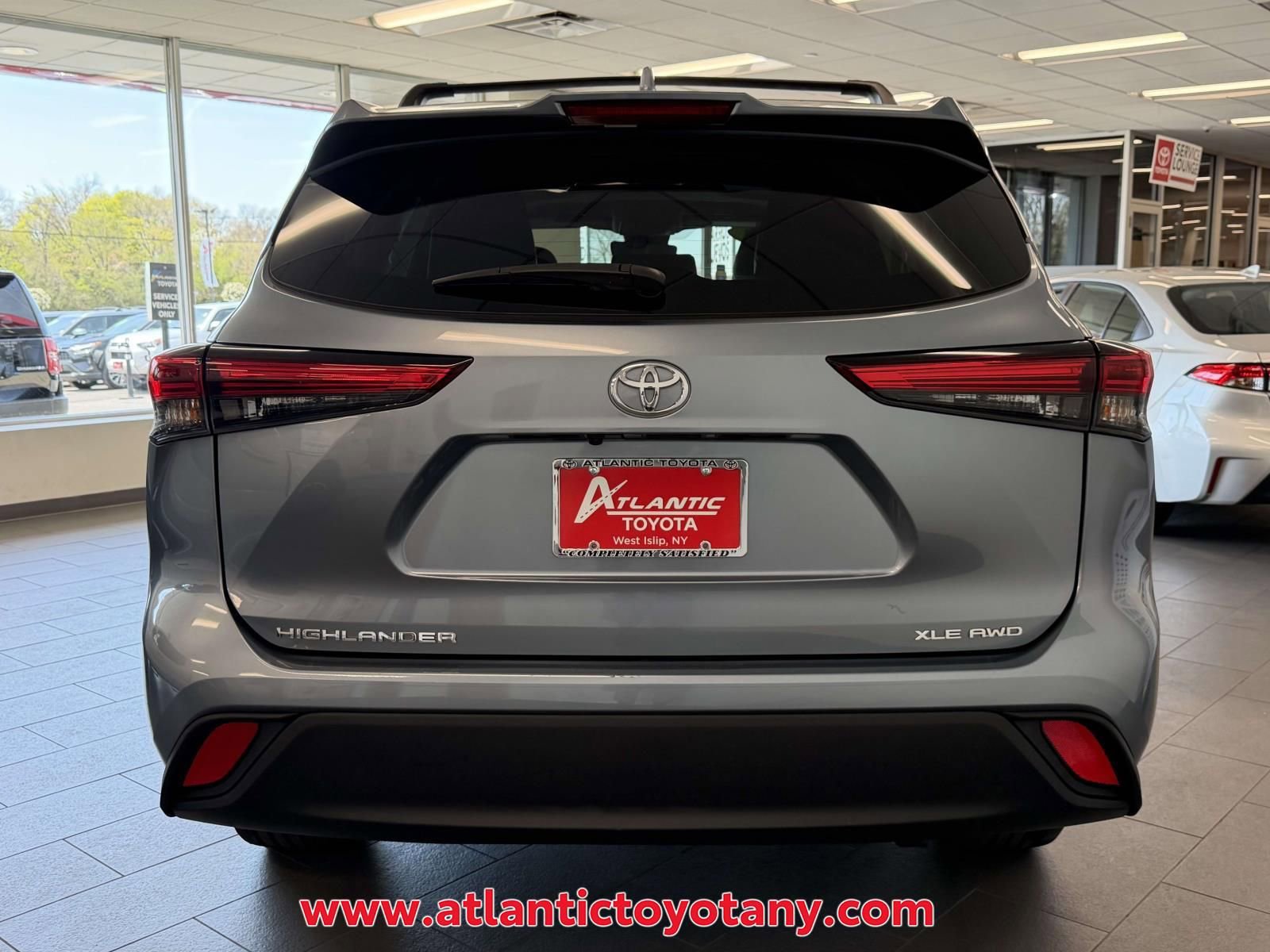 Used 2022 Toyota Highlander XLE AWD/4WD image 40