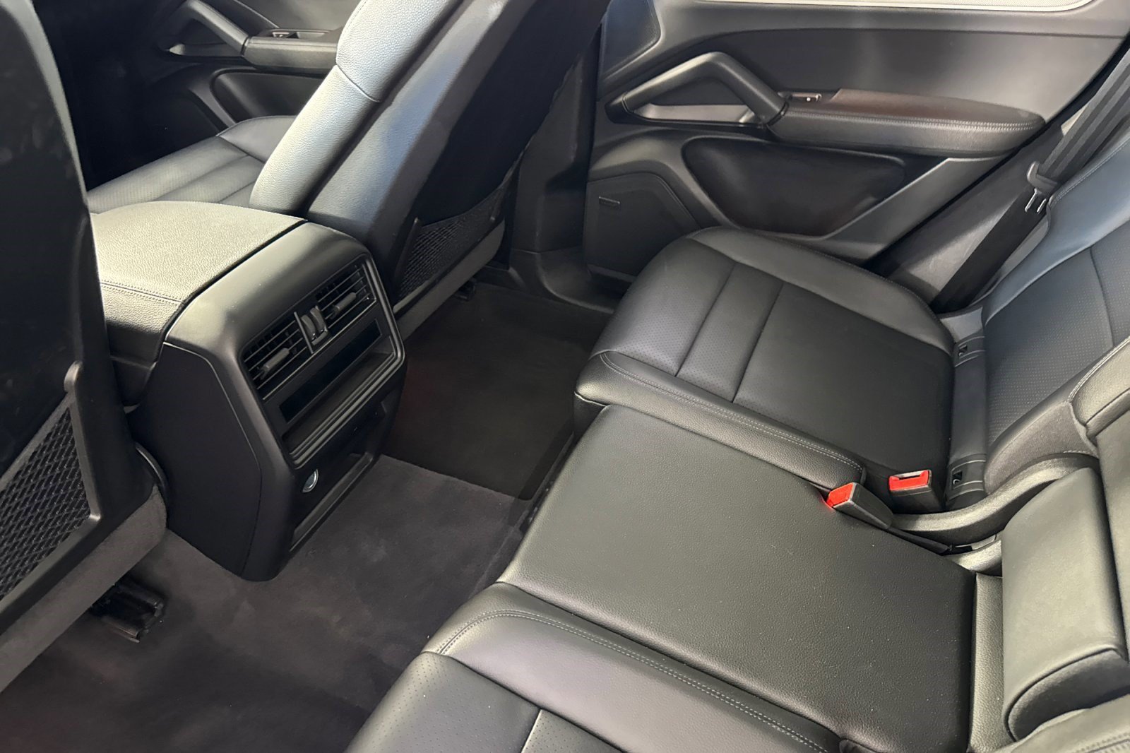 Used 2024 Porsche Cayenne AWD/4WD image 27