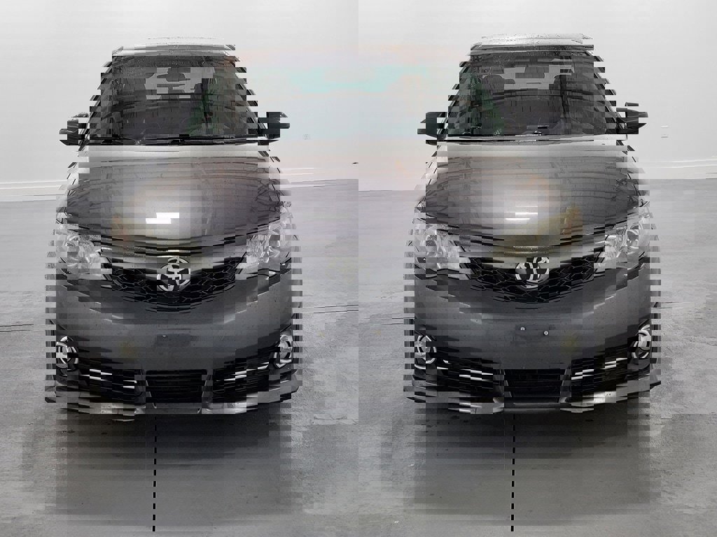 Used 2014 Toyota Camry SE FWD image 3